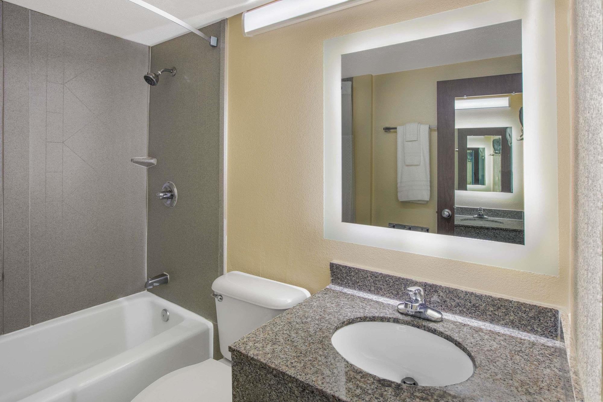 Howard Johnson By Wyndham Oklahoma City Okc Airport, Fairgrounds, I40 Eksteriør bilde